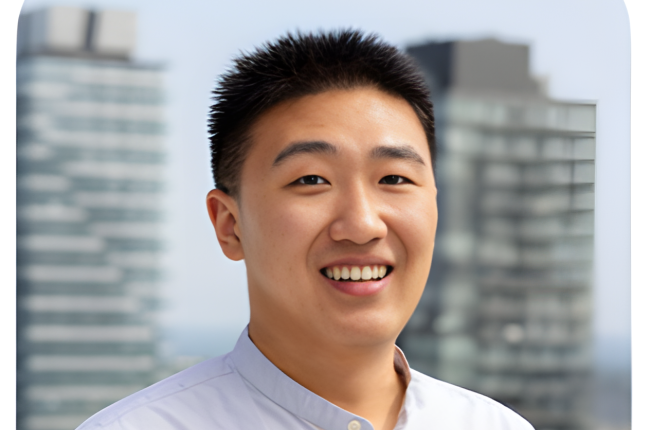 Image of Shuo Yang, CS alumni. He is smiling and wearing professional attire.