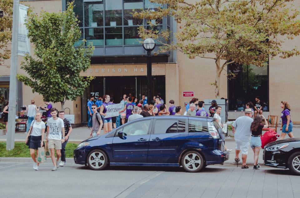 students helping other students move-in to residence