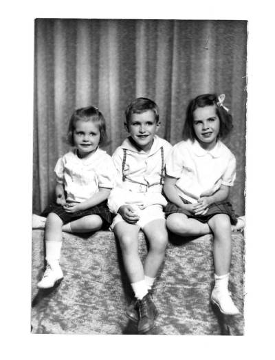 Photo of Janet Coutts Tieman, Malcolm Coutts, and Christine Coutts Clement