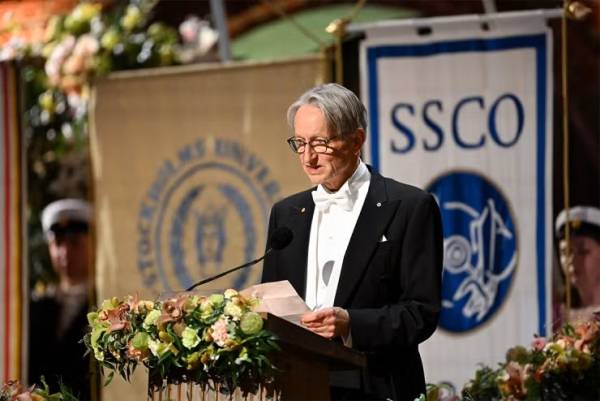 Geoffrey Hinton delivers a speech during the Nobel Prize banquet at the City Hall in Stockholm, Sweden