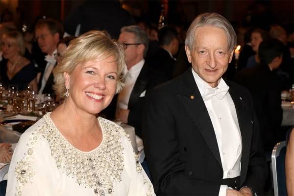 Hinton sits next to Anna Sjöström Douagi during the Nobel Prize banquet