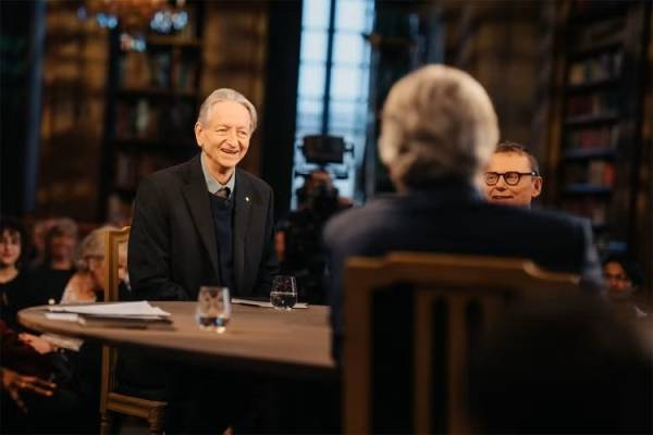 Geoffrey Hinton participates in a roundtable discussion for television’s Nobel Minds