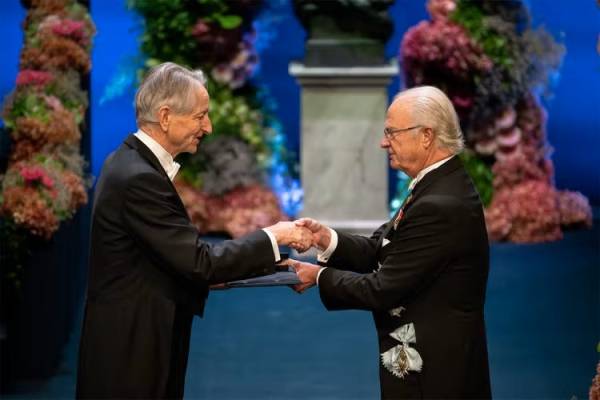 Hinton receives his Nobel Prize from King Carl XVI Gustaf of Sweden during the ceremony.