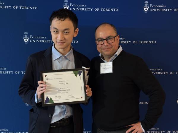 Yuehang Ma accepting award