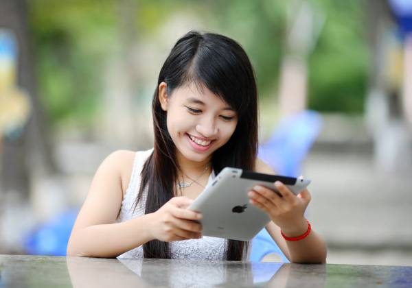 Student on Ipad